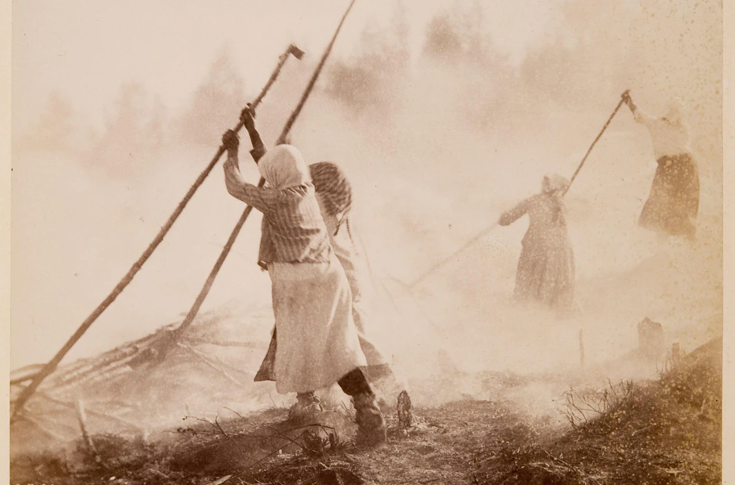 Maineikas I. K. Inha ikuisti valokuvaansa kaskenviertoa Enossa 1890-luvulla.