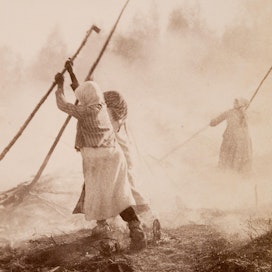 Maineikas I. K. Inha ikuisti valokuvaansa kaskenviertoa Enossa 1890-luvulla.