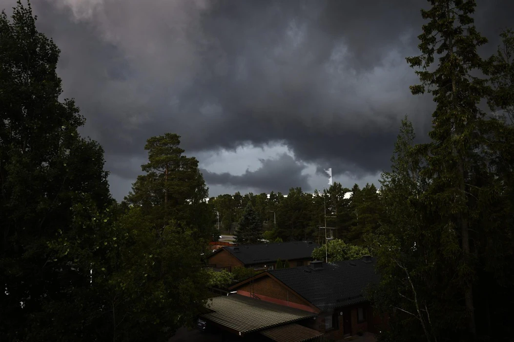 Myrskyinen sää riepotteli keskiviikkona lähes koko Suomea, mutta aamulla puoli viiden jälkeen myrsky oli Ilmatieteen laitoksen mukaan jo tältä erää ohitse koko maassa. LEHTIKUVA / Emmi Korhonen
