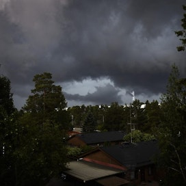 Myrskyinen sää riepotteli keskiviikkona lähes koko Suomea, mutta aamulla puoli viiden jälkeen myrsky oli Ilmatieteen laitoksen mukaan jo tältä erää ohitse koko maassa. LEHTIKUVA / Emmi Korhonen