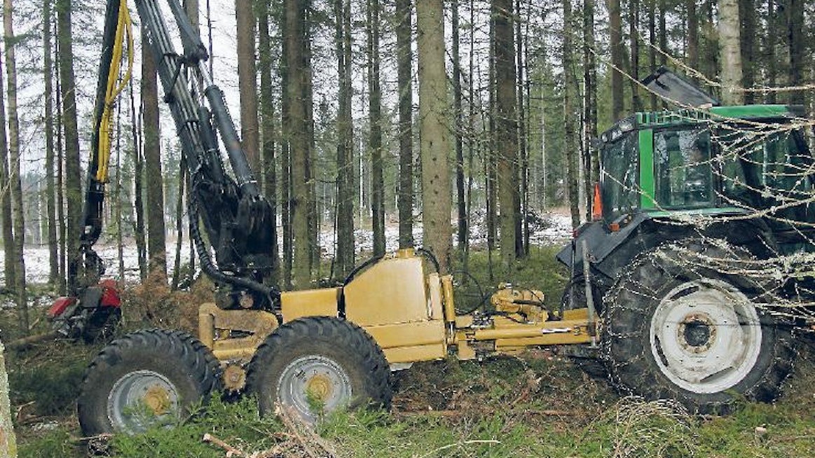 Pidennetty Y-aisa, lyhennetty runko ja oma hydrauliikka öljysäiliöineen ovat välttämättömät maataloustraktorin ja hakuualustan toimimiseksi harvennusleimikoilla. Kuormaimen jämäkkä tilttijalusta on telin keskellä ja kallistuu pitkittäin +/- 15 astetta. Kitkarullavedossa on voimaa päätellen siitä, että ilman liukuesteitä pyörät pyrkivät sutimaan. Perässä ei tasauspyörästön lukkoa. Yhdistelmä kääntyi maastossa 12 metrin ympyrässä.