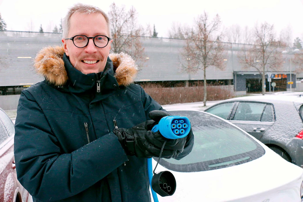 Sähköauto sopii maalle, kun latauspiste on kotona. Auto on aina täyteen ladattu aamulla, toteaa tutkija Marko Paakkinen VTT:ltä.