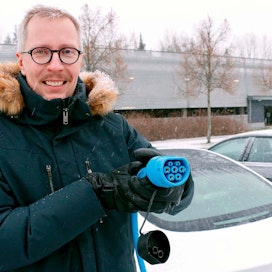 Sähköauto sopii maalle, kun latauspiste on kotona. Auto on aina täyteen ladattu aamulla, toteaa tutkija Marko Paakkinen VTT:ltä.