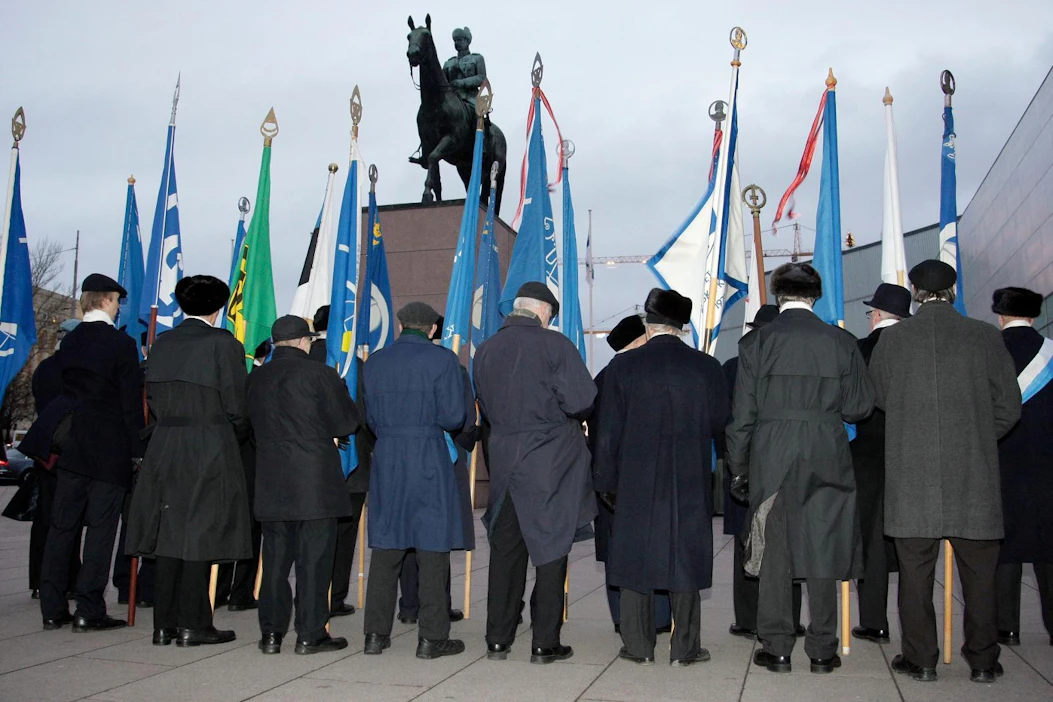 Näin juhlittiin talvisodan alkamisen 70-vuotismuistotilaisuutta Helsingin Mannerheimin aukiolla vuonna 2009.