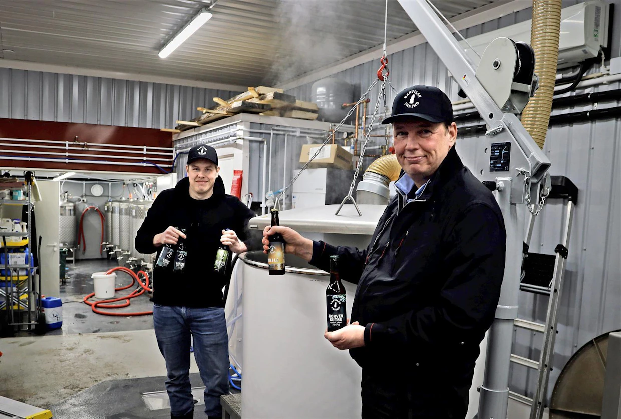 Ville (vas.) ja Jouni Purontaus katsovat luottavaisesti Karvilan Panimon tulevaisuuteen. Viisi erilaista lager-olutta kulkee jatkossa Enonkosken pienpanimosta Keskon maanlaajuiseen jakeluun.