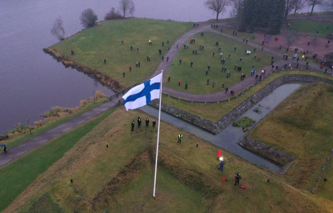 Valtakunnallinen itsenäisyyspäivän lipunnostotilaisuus järjestettiin tänä vuonna Hämeen linnan valleilla Hämeenlinnassa.