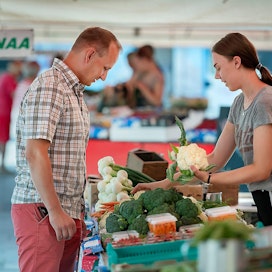 Tommi Kumpulainen väitteli viime perjantaina tohtoriksi ruuan tuoreuden kokemuksista. Seinäjoen torilla hänelle esitteli vihanneksia myyjä Auratar Alvari.