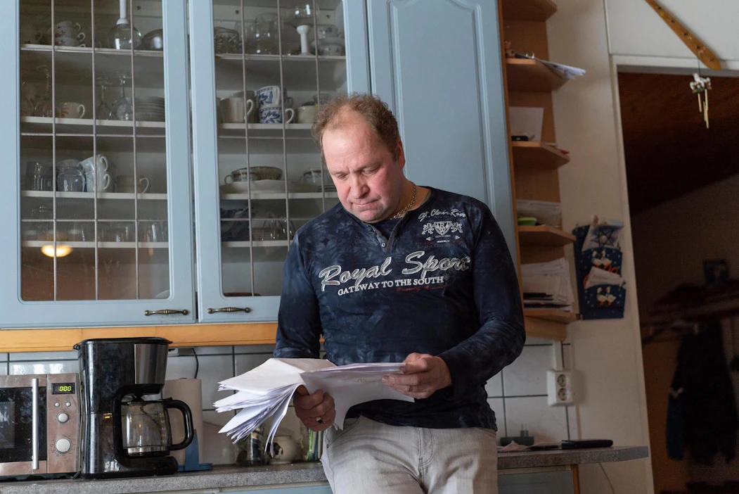 Maanviljelijä Eero Neuvonen on ehtinyt saada kahdeksassa kuukaudessa Melasta ja Kelasta paljon postia, mutta päätös pysyy samana. Kuntoutustukea ei myönnetä, koska mies katsotaan kovista selkäkivuista huolimatta osittain työkykyiseksi.