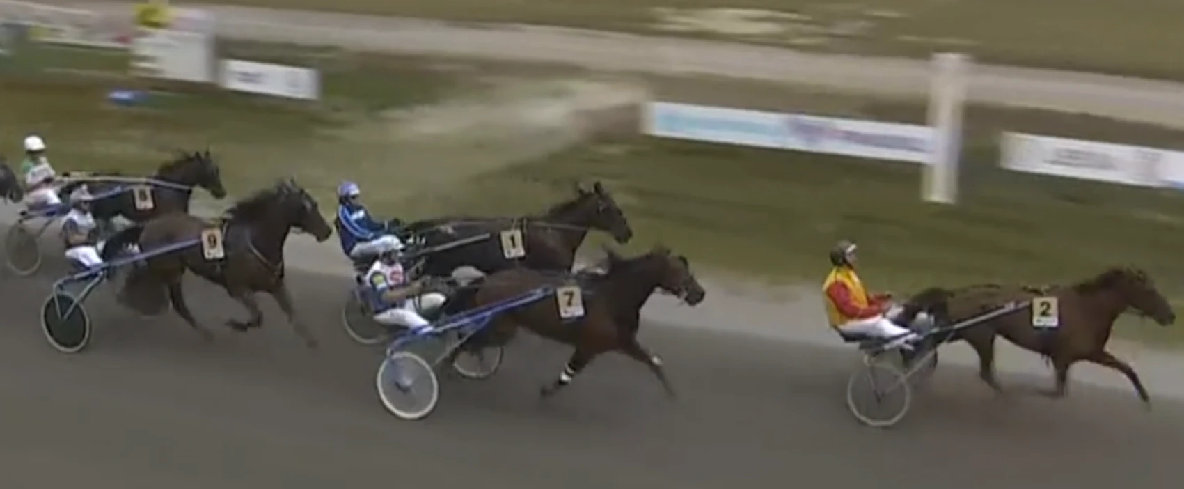 Tilanne kierros jäljellä. Keskisalo ja Gear Lin ovat kuvassa viimeinen valjakko vasemmalla. Keulassa viilettää voittaja Voyant Hope/Esko Majala.