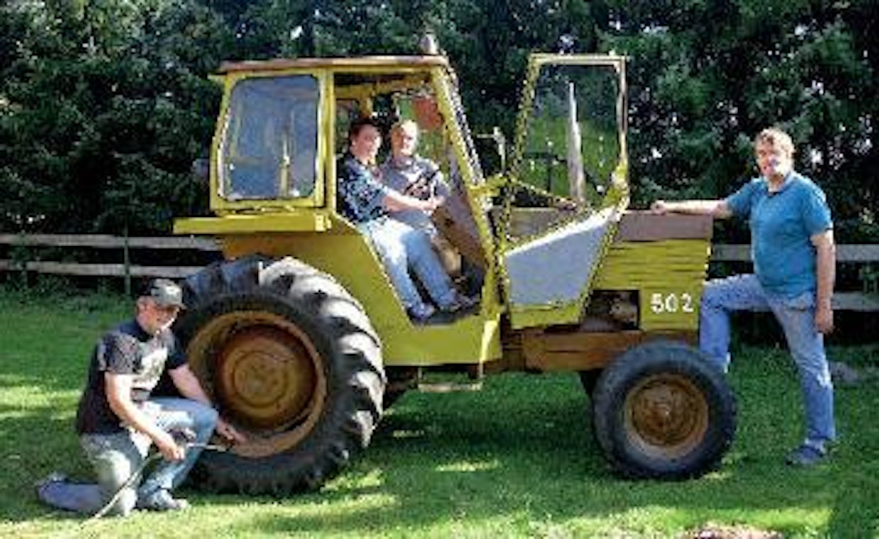 Vuonna 2009 Riechelmannin perhe osti Valmet 502:n Suolahden traktoritehtaan Valtra-myymälästä, pelkkien tietojen pohjalta. Traktori on varmaankin ainoita tämän mallin edustajia Saksassa – varsinainen suomalaisten traktorien vienti Saksaan alkoi vasta vuonna 1991. Ylpeä omistajaperhe (vas.) poika Sven, äiti Ilja-Brigitte, tytär Jana ja isä Andreas.