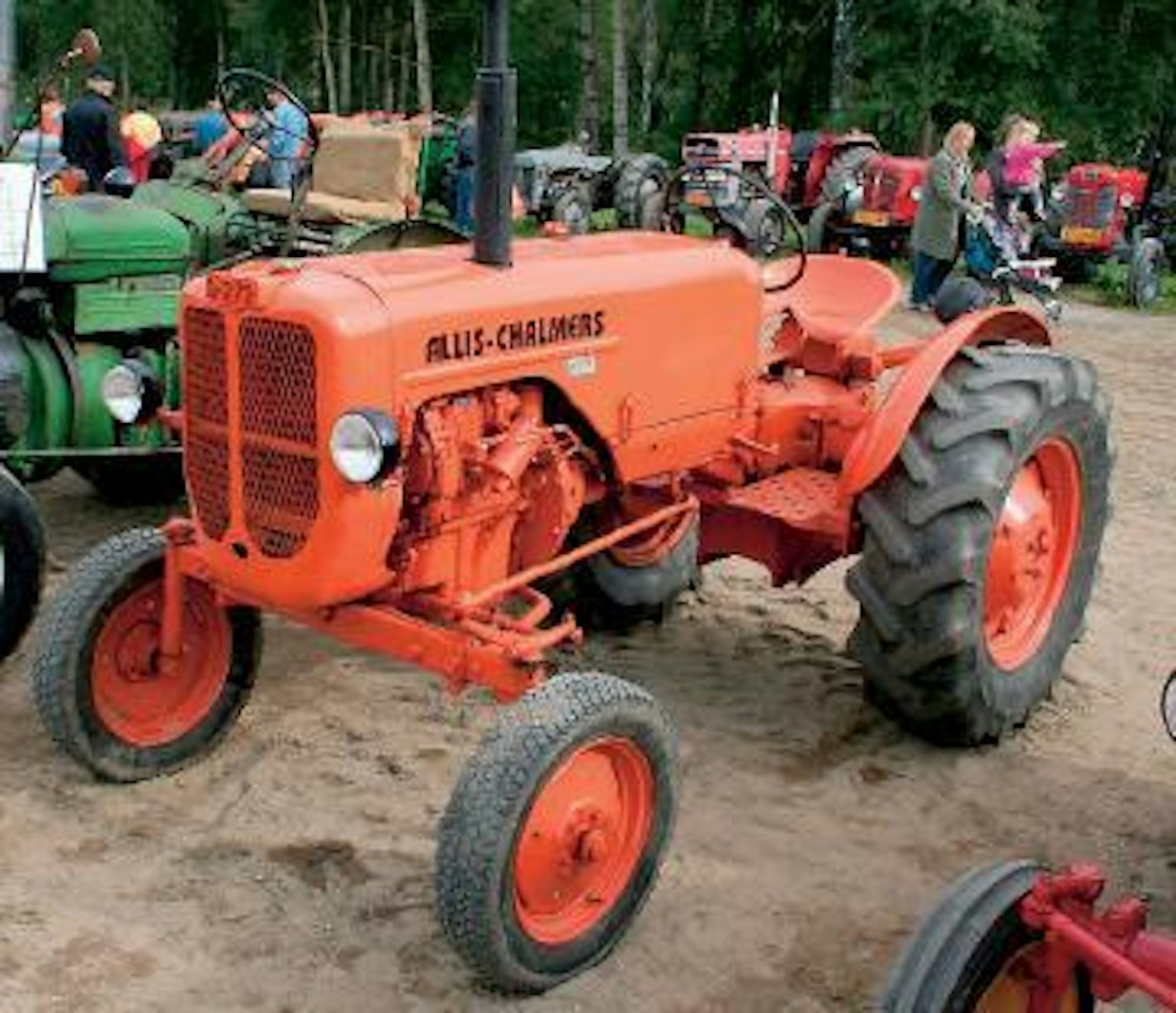 Allis-Chalmers ei onnistunut Euroopan puolella tekemään kunnon traktoria, eikä D-270 ‑mallista  kehitetty Allis-Chalmers D-272 tehnyt poikkeusta. Vuosina 195760 tuotannossa olleessa traktorissa oli huonosti käynnistyvä 32 hv:n Perkins P3-moottori, 21,7 km:n huippunopeuteen pystyvä 4-nopeuksinen vaihteisto ja 1590 kilon työpaino. Hyvinkää
