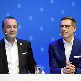 EPP:n kärkiehdokkuudesta kisaavat Manfred Weber ja Alexander Stubb keskustelivat Helsingissä hyvässä hengessä.  LEHTIKUVA / HEIKKI SAUKKOMAA