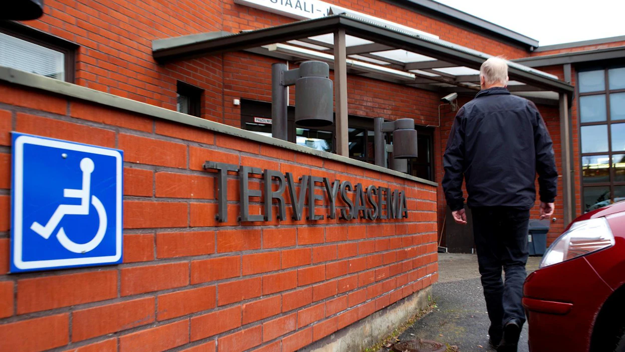 Invaluvalla voi pysäköidä pyörätuolimerkinnällä varustetuille paikoille, maksullisille paikoille ilman maksua sekä paikoille, joissa muuten pysäköinti olisi kielletty.