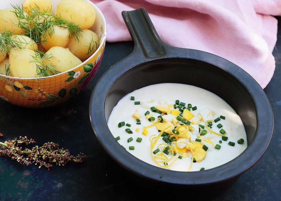 Sitruunankuoriraaste maustaa ja koristaa maitopohjaista munakastiketta.