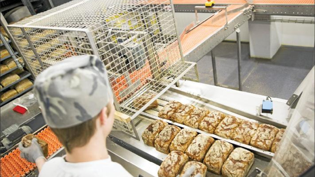Janne Sormunen työssään Porokylän leipomossa, jonka 11 miljoonan liikevaihdosta ruisvuokaleivätja muut ruisleivät tuovat 60 prosenttia. Ville Kokkola