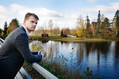 Keski-Suomessa sijaitsevan noin 4 000 asukkaan Petäjäveden kunnan kunnanjohtaja Eero Vainio kritisoi kovasanaisesti Sipilän hallituksen ajamaa sote-palveluiden valinnanvapausmallia.
