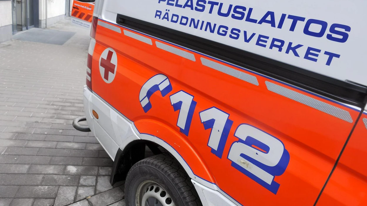 Kolme ihmistä vietiin sairaalaan navetan vinttisillan romahdettua Forssassa. LEHTIKUVA / Timo Jaakonaho