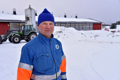 Petri Hovi haraa ja täydennyskylvää nurmilohkot joka kevät. Hovin mukaan siemenkustannus on kohtuullinen ja siksi täydennyskylvö kannattaa tehdä aina harauksen yhteydessä. ProAgrian nurmiryhmissä hyviin satoihin yltäneet tilat täydennyskylvävät pääsääntöisesti joka vuosi