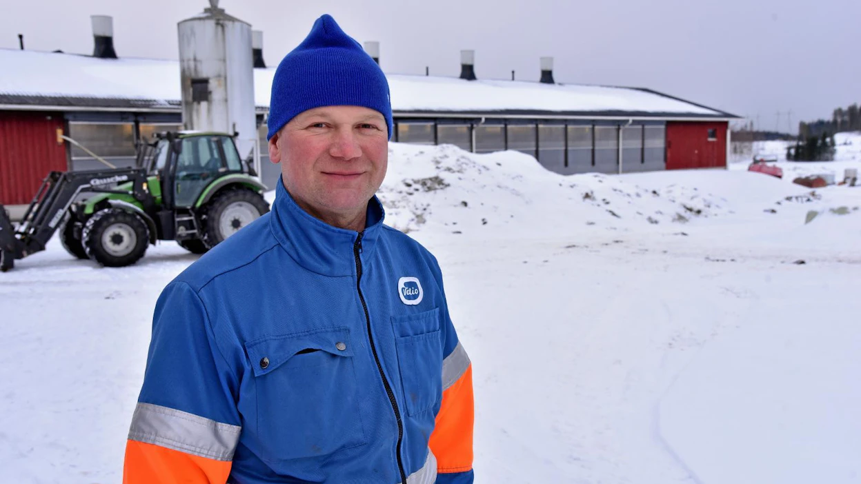 Petri Hovi haraa ja täydennyskylvää nurmilohkot joka kevät. Hovin mukaan siemenkustannus on kohtuullinen ja siksi täydennyskylvö kannattaa tehdä aina harauksen yhteydessä. ProAgrian nurmiryhmissä hyviin satoihin yltäneet tilat täydennyskylvävät pääsääntöisesti joka vuosi