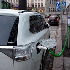 Päästöjä rajoittava ilmastopolitiikka vaikuttaa merkittävästi auto- ja energiateollisuuteen, jotka ovat Yhdysvalloissa vahvoja. Kuvassa ladataan sähköautoa.