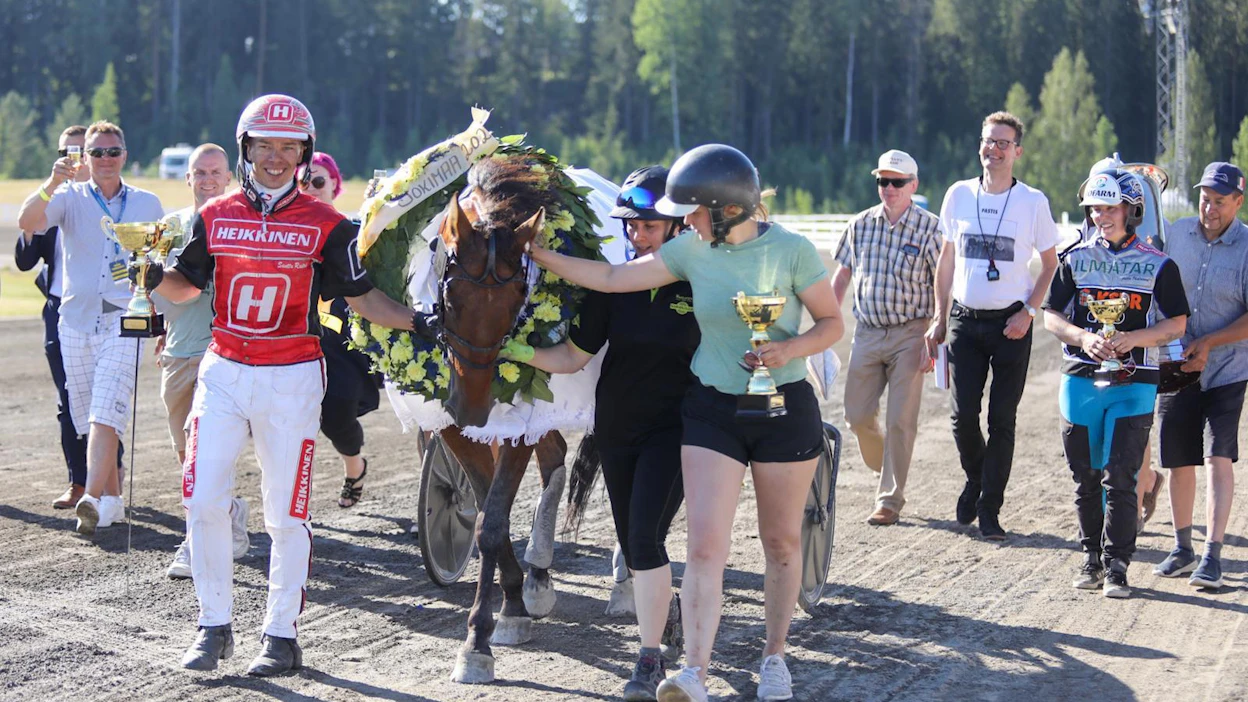 Suur-Hollola-sankari MAS Champin omistaa kimppatalli Team Massi, ja ruunan kasvattaja on MAS Breeding Oy. Miten heidät sekä muiden hevosten kasvattajat ja omistajat tulisi huomioida (suur)raveissa? Sitä kysytään käynnissä olevassa gallupissamme.