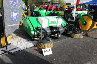 Sami on aloittanut keräävien harjalaiteiden valmistuksen. Harjalaite on saatavilla kahdella tai yhdellä 700 mm halkaisijan pyöröharjalla. Harjakoneen omapaino on noin 800kg. Vettä kulkee säiliössä 200 litraa. Vesisuuttimet on sijoitettu pyöröharjojen yläpuolelle. Esillä olleen harjakoneen hinta oli 9900 euroa alv 0 %.