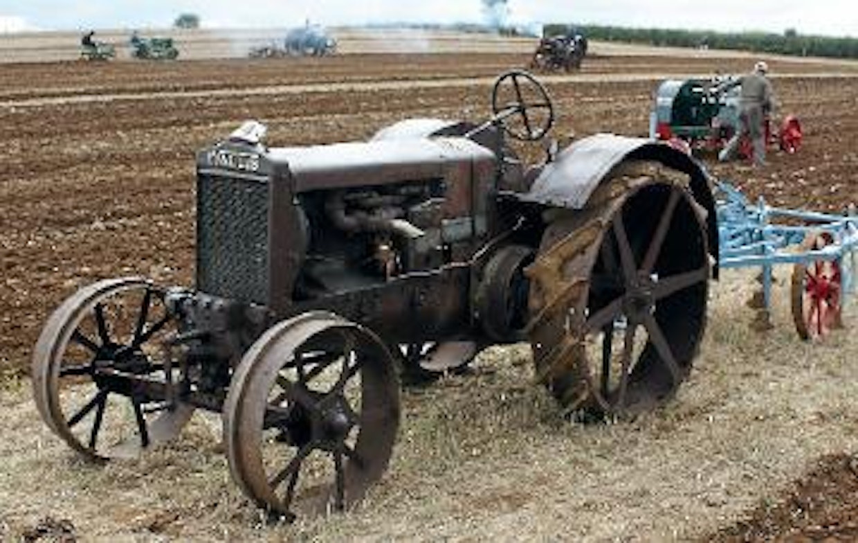 Wallis oli 1910-luvun puolivälissä ehdottomasti nykyaikaisin traktori, mutta seuraavalla vuosikymmenellä se alkoi jäädä suurempien valmistajien jalkoihin toimivasta tekniikastaan huolimatta. Vuonna 1922 markkinoille tullut Wallis OK on 4-sylinterinen ja 28-hevosvoimainen, vaihteita 2 + R.