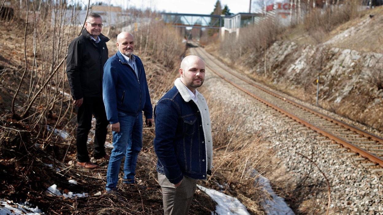 Äänekosken raideyhteydet mahdollistaisivat lähijunaliikenteen Jyväskylään, jos vain sen laki sallisi, pohtivat kansanedustaja Joonas Könttä (kesk.), Äänekosken kaupunginjohtaja Matti Tuononen ja Ääneseudun entinen kehittämispäällikkö Sakari Aho-Pynttäri.