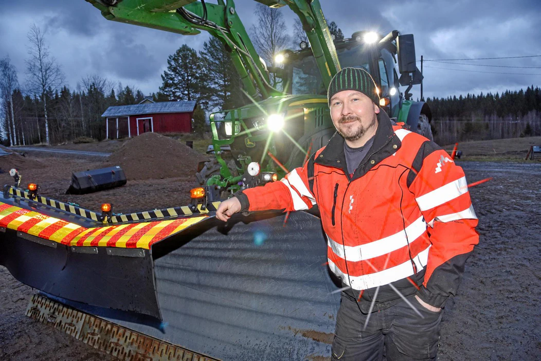 Lunta odotellessa. Koneyrittäjä Petri Lehtosen talvi on kulunut pääosin teiden lanauksissa ja paikkauksissa. Starkin joustoteräaura on oiva työkalu, kunhan lumituiskut saapuvat Ylöjärvelle.