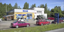 Lehmäjoen Huolto ja baari on kysytty korjaamo ja kylän kokoontumispaikka. Eija Mansikkamäki