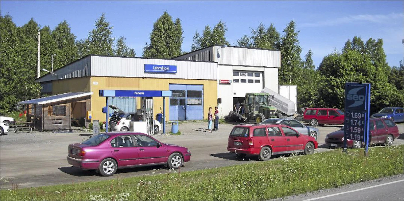 Lehmäjoen Huolto ja baari on kysytty korjaamo ja kylän kokoontumispaikka. Eija Mansikkamäki