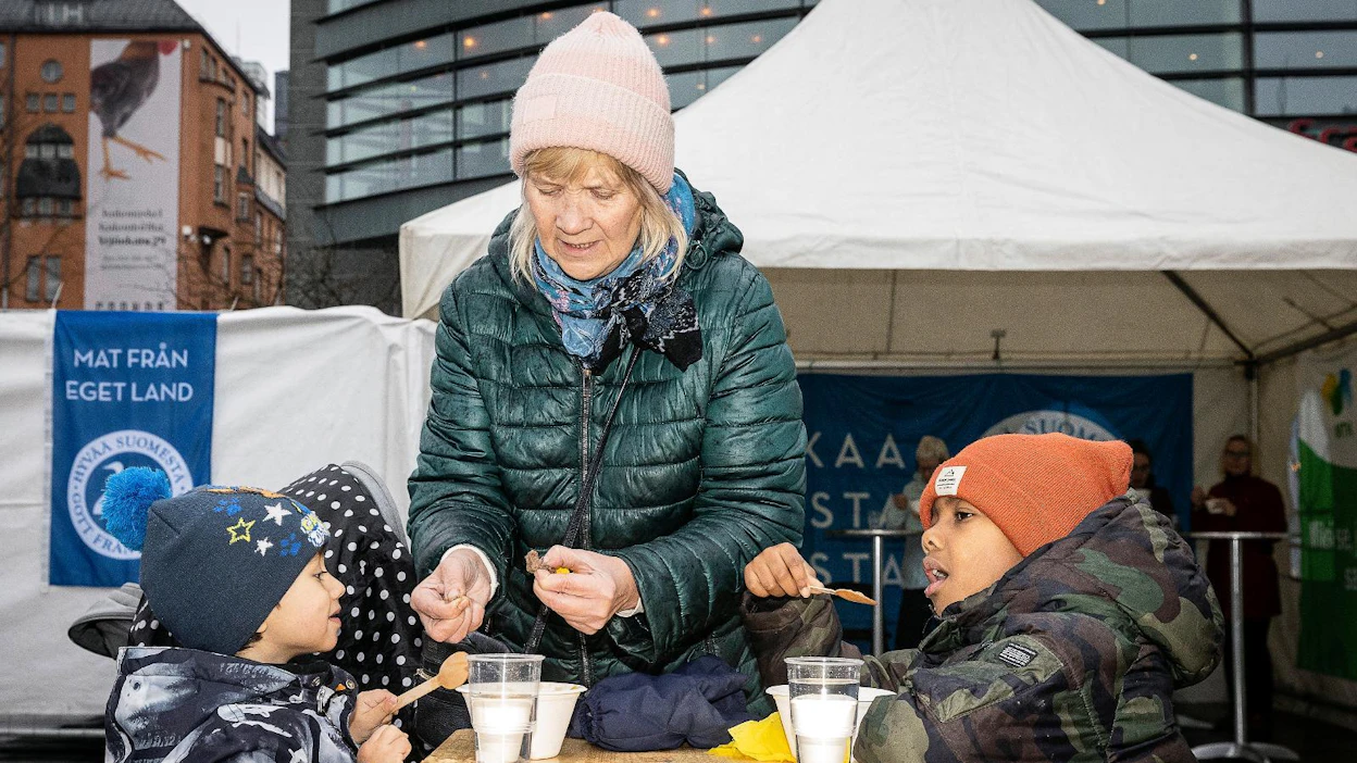 Helene Martin auttoi Kasperi (vas.) ja Carmelo-Peter Martin-Vallea syömään lihakeittoa Helsingissä.