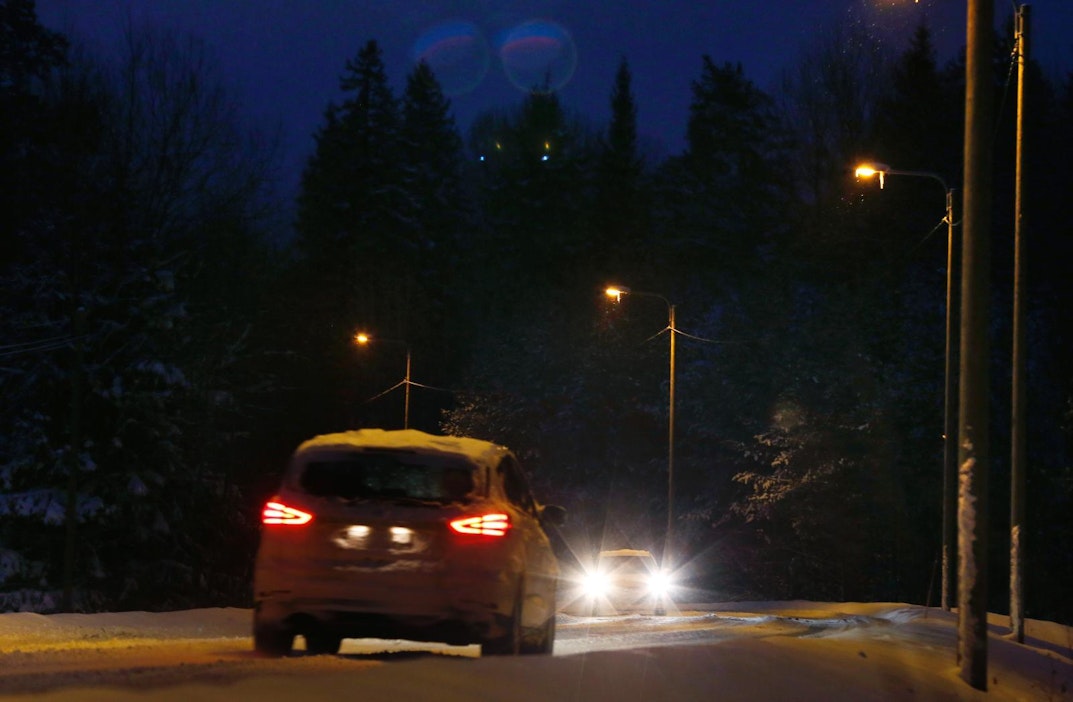 Huono hämäränäkö lisää onnettomuusriskiä liikenteessä pimeinä syysiltoina.