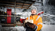 Klapiyrittäjä Jani Aho myy koneellisesti kuivattuja koivuklapeja, suosituin mitta on 33-senttinen.