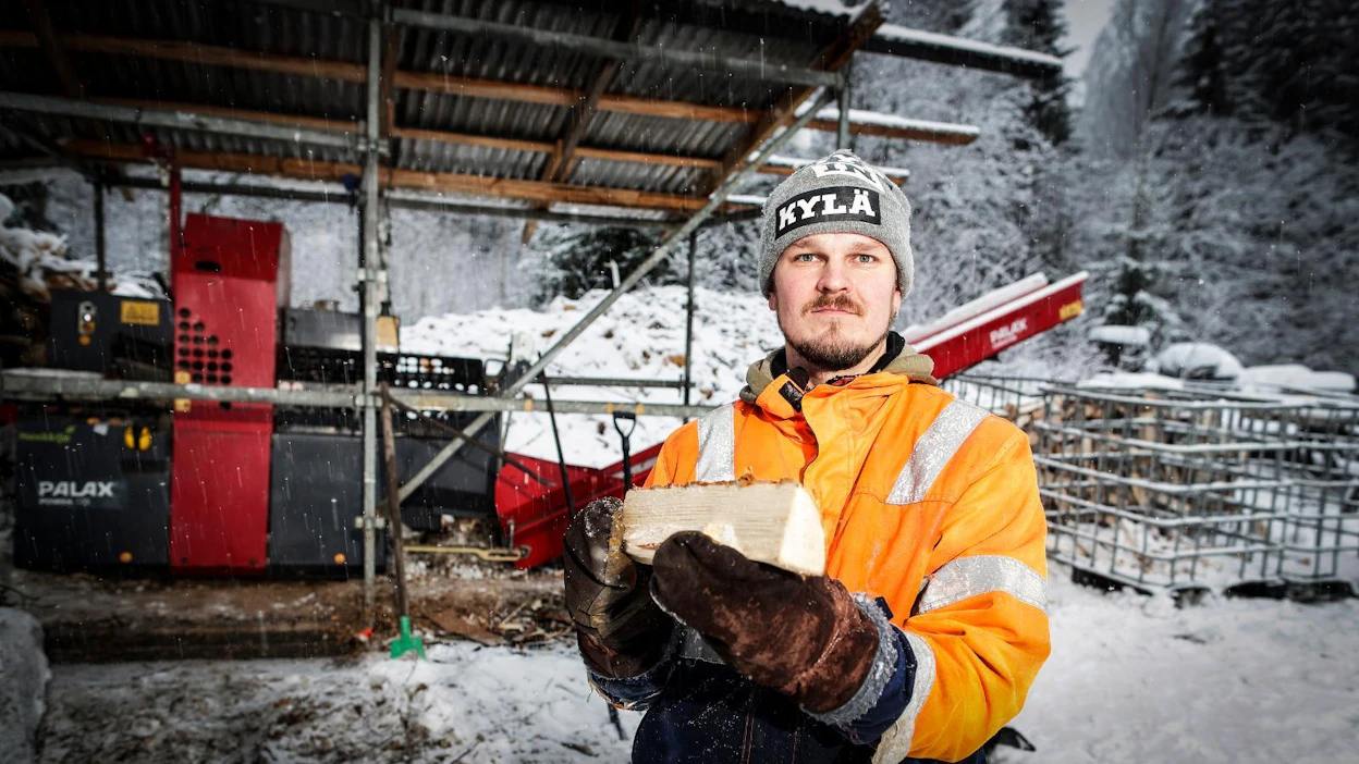 Klapiyrittäjä Jani Aho myy koneellisesti kuivattuja koivuklapeja, suosituin mitta on 33-senttinen.