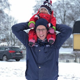 Pekka Lähdekorpi kotimaisemissa tyttärensä Olivian kanssa.