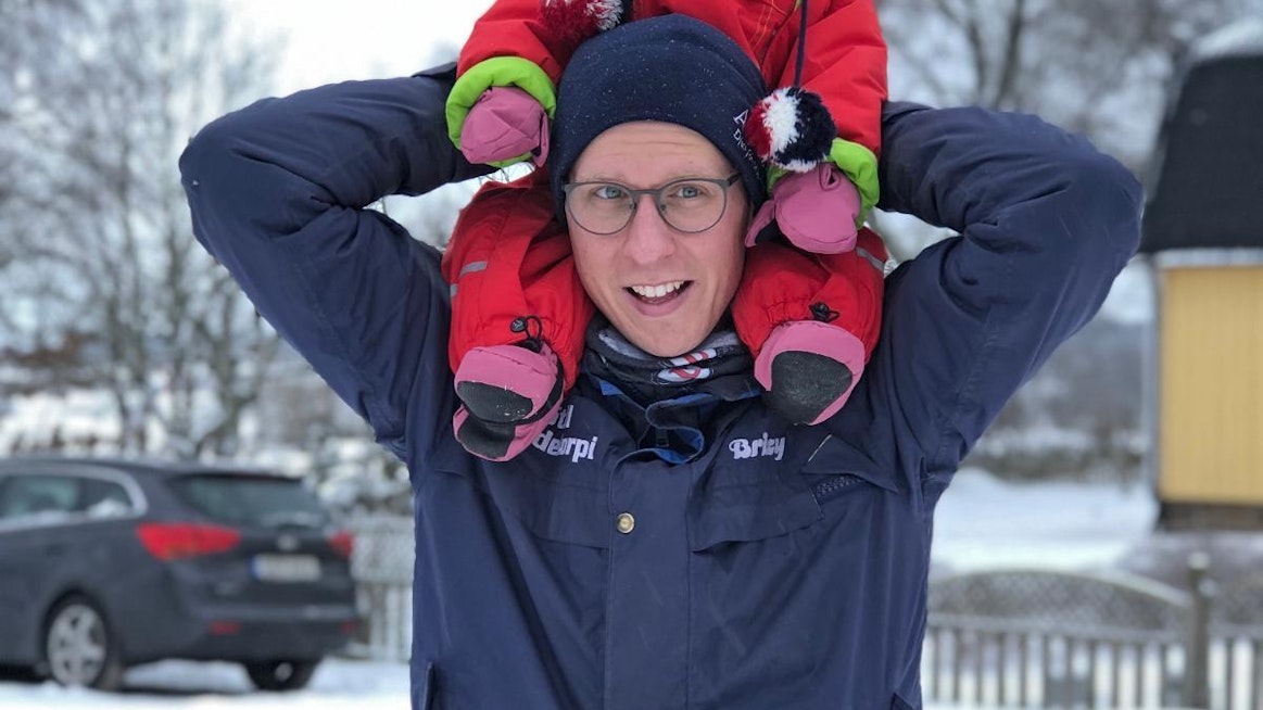 Pekka Lähdekorpi kotimaisemissa tyttärensä Olivian kanssa.
