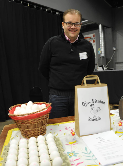 Ammattilaisten ruokatärskyt kokosi Seinäjoelle kurikkalaisen munantuottajan Tomi Oja-Nisulan ja satakunta muuta ihmistä verkostoitumaan ja keskustelemaan, miten elintarvikkeiden tuottajat ja valmistajat pääsevät mukaan tukkujen valikoimiin ja kuntien keittiöihin.