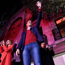 Pedro Sanchez juhlii vaalien ykkössijaa vaimonsa rinnalla. Lehtikuva/AFP