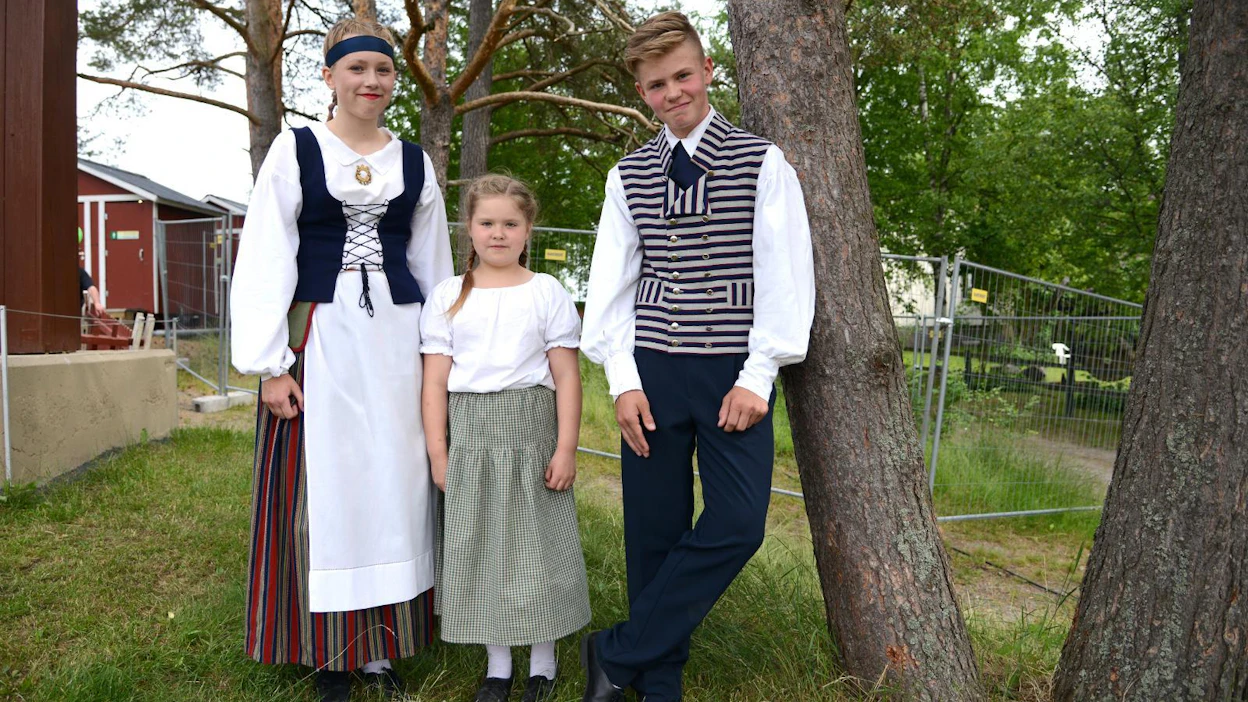 Sara Ylipihlajamaa, 8, ja Nuutti Timonen, 13, ovat harrastaneet kansantansseja kolmevuotiaasta saakka. Jemina Kiiski, 14, aloitti tanssimisen muutettuaan Kaustiselle alakouluikäisenä.