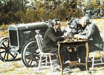 Harry Fergusonin ja Henry Fordin kuuluisa suusanallinen "kättäpäälle"-sopimus tehtiin 8.11.1938. Jälkikäteen on kerrottu, että varsinainen neuvottelu käytiin sisätiloissa, mutta kuvauksia varten tilanne lavastettiin ulos Ferguson A -traktorin vierelle. Pöydällä näkyy vieterivetoinen pienoismalli, jolla Ferguson esitteli Fordille painonsiirtojärjestelmän etuja.