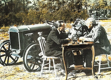 Harry Fergusonin ja Henry Fordin kuuluisa suusanallinen "kättäpäälle"-sopimus tehtiin 8.11.1938. Jälkikäteen on kerrottu, että varsinainen neuvottelu käytiin sisätiloissa, mutta kuvauksia varten tilanne lavastettiin ulos Ferguson A -traktorin vierelle. Pöydällä näkyy vieterivetoinen pienoismalli, jolla Ferguson esitteli Fordille painonsiirtojärjestelmän etuja.