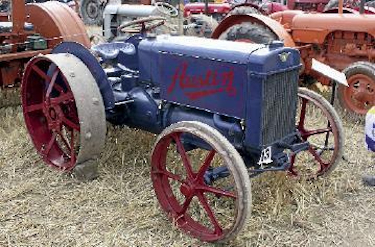 Austin-traktoria tehtiin Englannissa ja Ranskassa vuodesta 1919 alkaen, brittivalmistus päättyi muutamassa vuodessa, Pariisin pohjoispuolella sijainnut tehdas tuotti traktoreita aina toiseen maailmansotaan asti. Austinin piti olla vahva kilpailija Fordsonille, laadussa ja ominaisuuksissa se pärjäili hyvin, mutta ei hinnassa. 20hv:n 4-sylinterinen petroolimoottori on sama, jota käyttiin tuon ajan Austin-henkilö- ja -kuorma-autoissa.