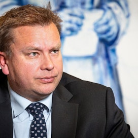 Puolustusministeri Antti Kaikkonen (kesk.) kertoo, että istui vain 15 minuuttia samassa tilassa ulkoministeri Pekka Haaviston (vihr.) kanssa valtioneuvoston kokouksessa perjantaina.