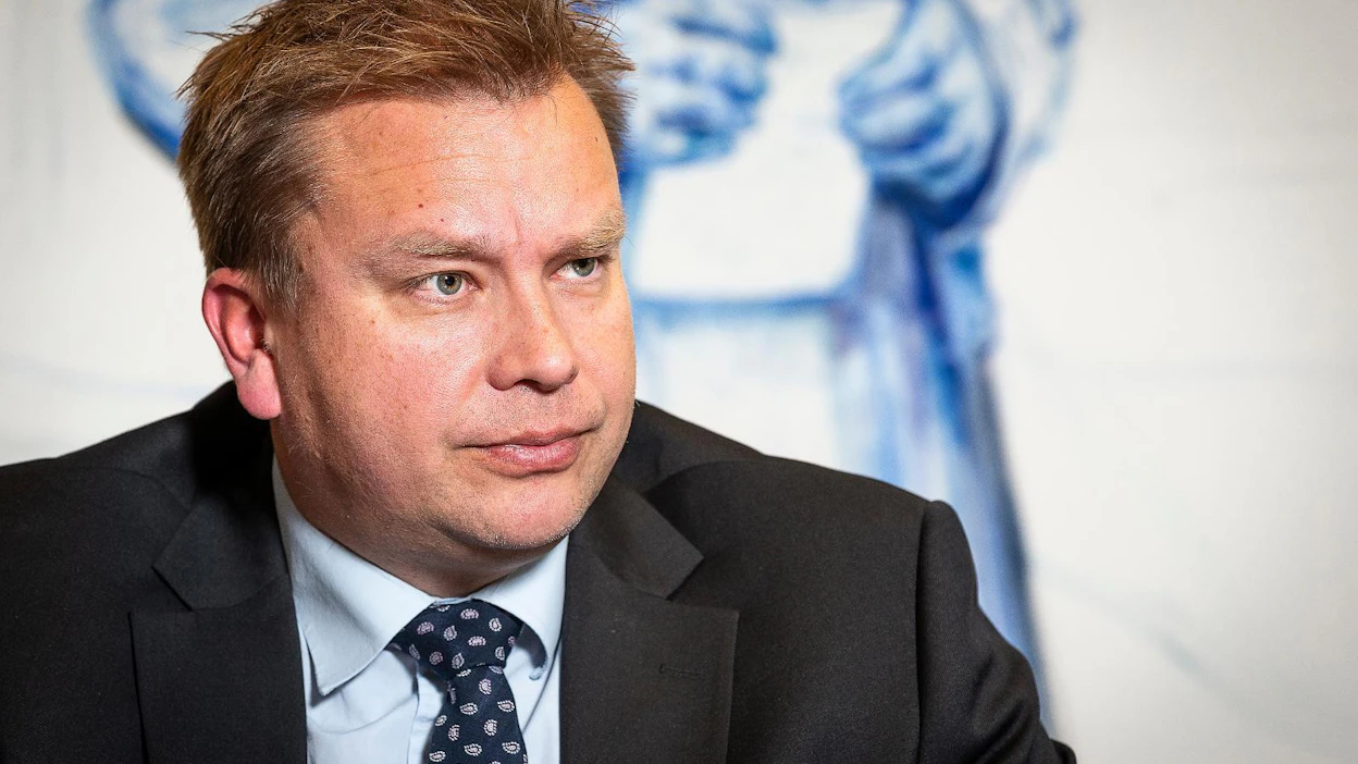 Puolustusministeri Antti Kaikkonen (kesk.) kertoo, että istui vain 15 minuuttia samassa tilassa ulkoministeri Pekka Haaviston (vihr.) kanssa valtioneuvoston kokouksessa perjantaina.