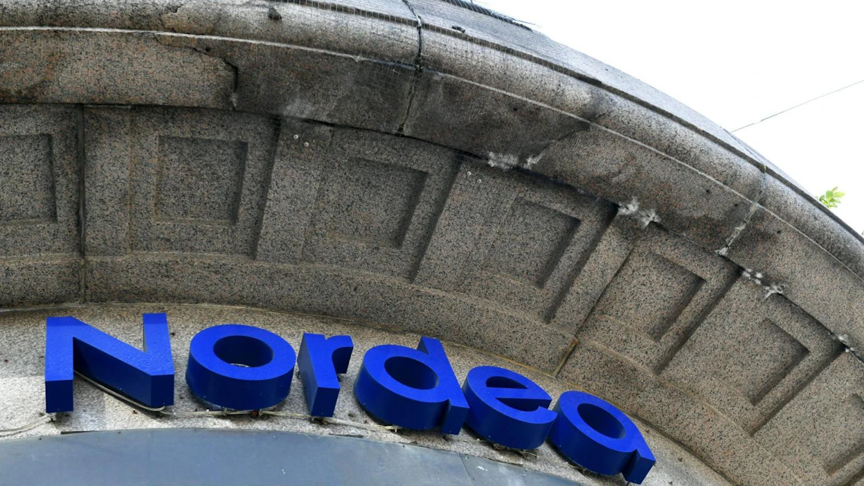 Suurin vaikutus talouteen tulee siitä, että ihmiset jäävät kotiin koronaviruksen takia muutamaksi viikoksi tai kuukaudeksi, mikä pysäyttää kulutuksen, arvioi Nordean pääekonomisti. LEHTIKUVA / MARTTI KAINULAINEN