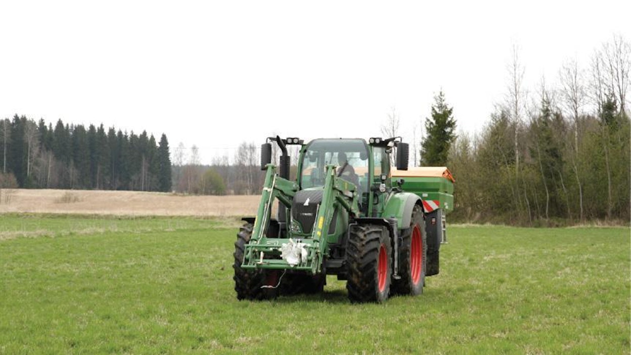 Lannoitetta levittäessä etukuormain asennettiin paikalleen. Etupyörät kevenivät tuntuvasti aisojen tuomasta lisäpainosta huolimatta, kun levittimeen lastattiin 3 000 kg lannoitetta. Nostolaitteen yli 10 tonnin nostovoiman hyödyntäminen vaatinee reilusti lisäpainoa keulalle.