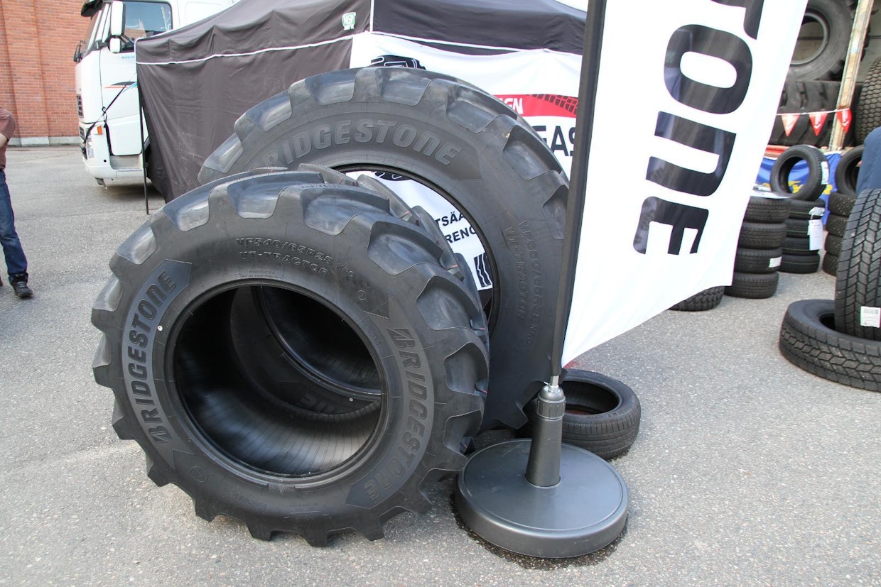 Bridgestone käyttää VT-Tractor-renkaissa uutta VF-teknologiaa, jonka ansiosta renkaita voidaan käyttää entistä pienemmällä paineella. Bridgestone VT-Tractor -renkaan leveys ja kosketuspinta ovat vannekokoon nähden suuria. Kaareva ripa parantaa vetotehoa.