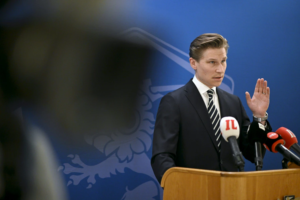 Suomen puolustusministeri Antti Häkkänen (kok.) pitää tänään yhdessä Ruotsin puolustusministerin kanssa lehdistötilaisuuden, jossa tiedotteen mukaan kerrotaan "merkittävästä" uutisesta maiden puolustusyhteistyössä.