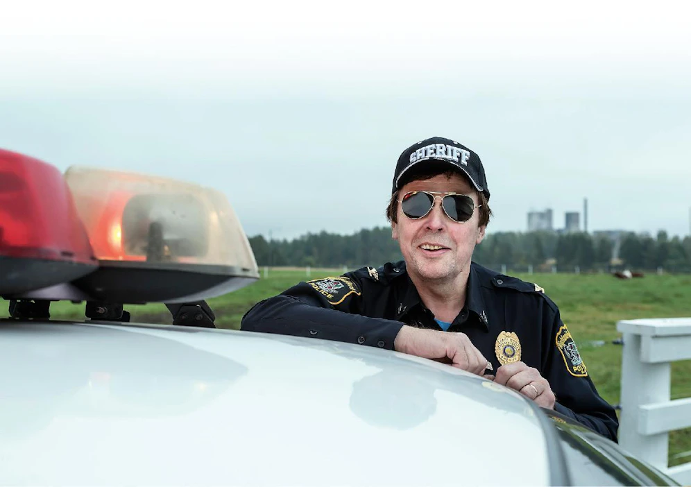 ”Jos meidän kylä voisi huonosti, en uskaltaisi ajella seriffiautolla ja sanoa, että menee hyvin”, Jari Mäki nauraa.
